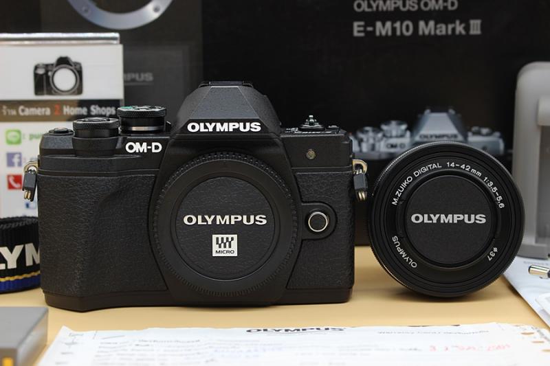 ขาย Olympus OMD EM10 Mark III + Lens 14-42mm(สีดำ)  เครื่องมีประกันศูนย์ ถึง 31-12-62  สภาพสวยใหม่ ใช้งานน้อย ชัตเตอร์ 2,879 รูป เมนูไทย จอติดฟิล์มแล้ว อุป