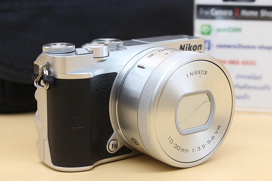 ขาย Nikon 1 j5 + lens 10-30mm (สีเงิน) สภาพสวยๆ ชัตเตอร์ 553 มีWiFi เมนูไทย อุปกรณ์พร้อมกระเป๋า  อุปกรณ์และรายละเอียดของสินค้า 1.Body Nikon 1 j5(สีเงิน)  2
