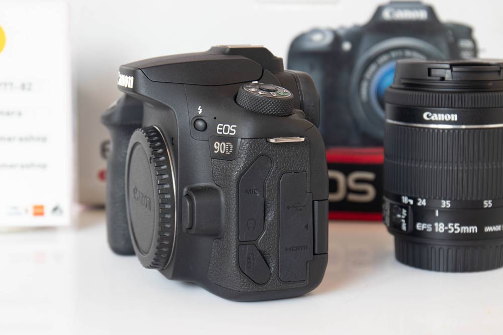 Canon 90D+Lens EF-S18-55mm USM เครื่องศูนย์ สภาพสวย ใช้น้อย ชัตเตอร์ 3,000 ภาพ ประกันศูนย์หมดเเล้วค่ะ การใช้งานปกติทุกระบบ หน้าจอติดฟิลม์กันรอยเเล้วค่ะ