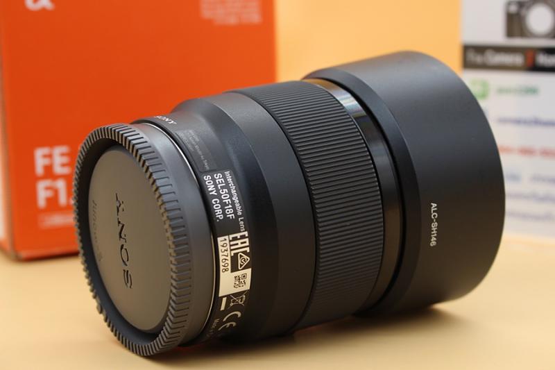 ขาย Lens Sony FE 50mm F1.8 OSS สีดำ สภาพสวย อดีตประกันศูนย์ ไร้ฝ้า รา ตัวหนังสือคมชัด อุปกรณ์ครบกล่อง   อุปกรณ์และรายละเอียดของสินค้า 1.Lens Sony FE 50mm F