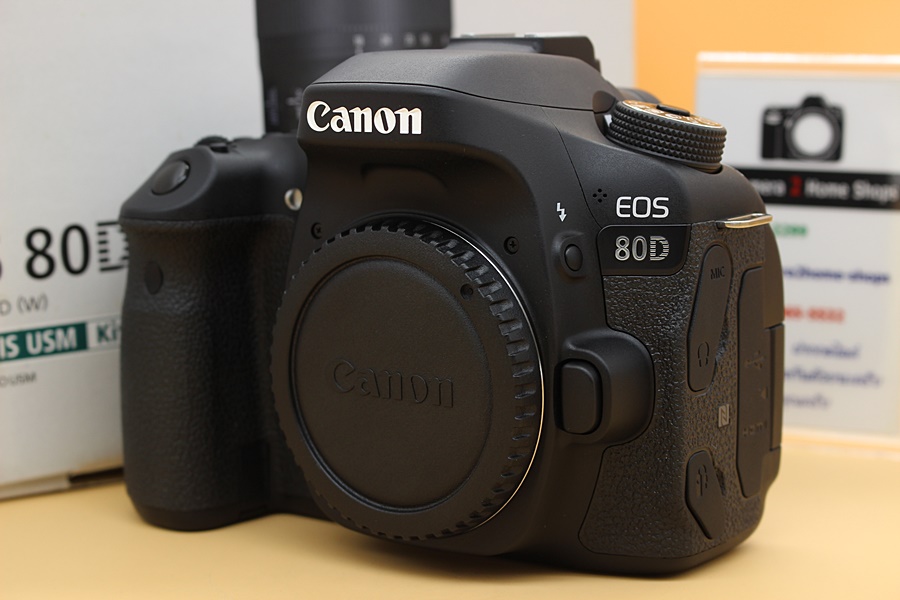 ขาย Body Canon EOS 80D สภาพสวยใหม่ อดีตประกันร้าน เมนูไทย ชัตเตอร์ 9,XXXรูป อุปกรณ์ครบกล่อง มีWiFiในตัว จอติดฟิล์มแล้ว  อุปกรณ์และรายละเอียดของสินค้า 1.Bod