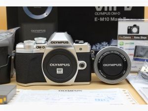 ขาย Olympus OMD EM10 Mark III + Lens 14-42mm(สีเงิน)  สภาพสวยใหม่ ใช้งานน้อย ชัตเตอร์ 3,288 รูป อดีตประกันศูนย์ เมนูไทย จอติดฟิล์มแล้ว อุปกรณ์ครบกล่อง