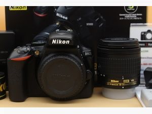 ขาย Nikon D5600 + lens 18-55mm VR อดีตประกันศูนย์ สภาพสวย เมนูไทย ชัตเตอร์5,362 ครั้ง อุปกรณ์ครบกล่อง จอติดฟิล์มแล้ว   อุปกรณ์และรายละเอียดของสินค้า 1.Body