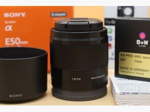 ขาย Lens Sony E 50mm F1.8 OSS สภาพสวยใหม่ อดีตศูนย์ พร้อมฟิลเตอร์ B+W ไร้ฝ้า รา อุปกรณ์ครบกล่อง  อุปกรณ์และรายละเอียดของสินค้า 1.Lens Sony E 50mm F1.8 OSS 